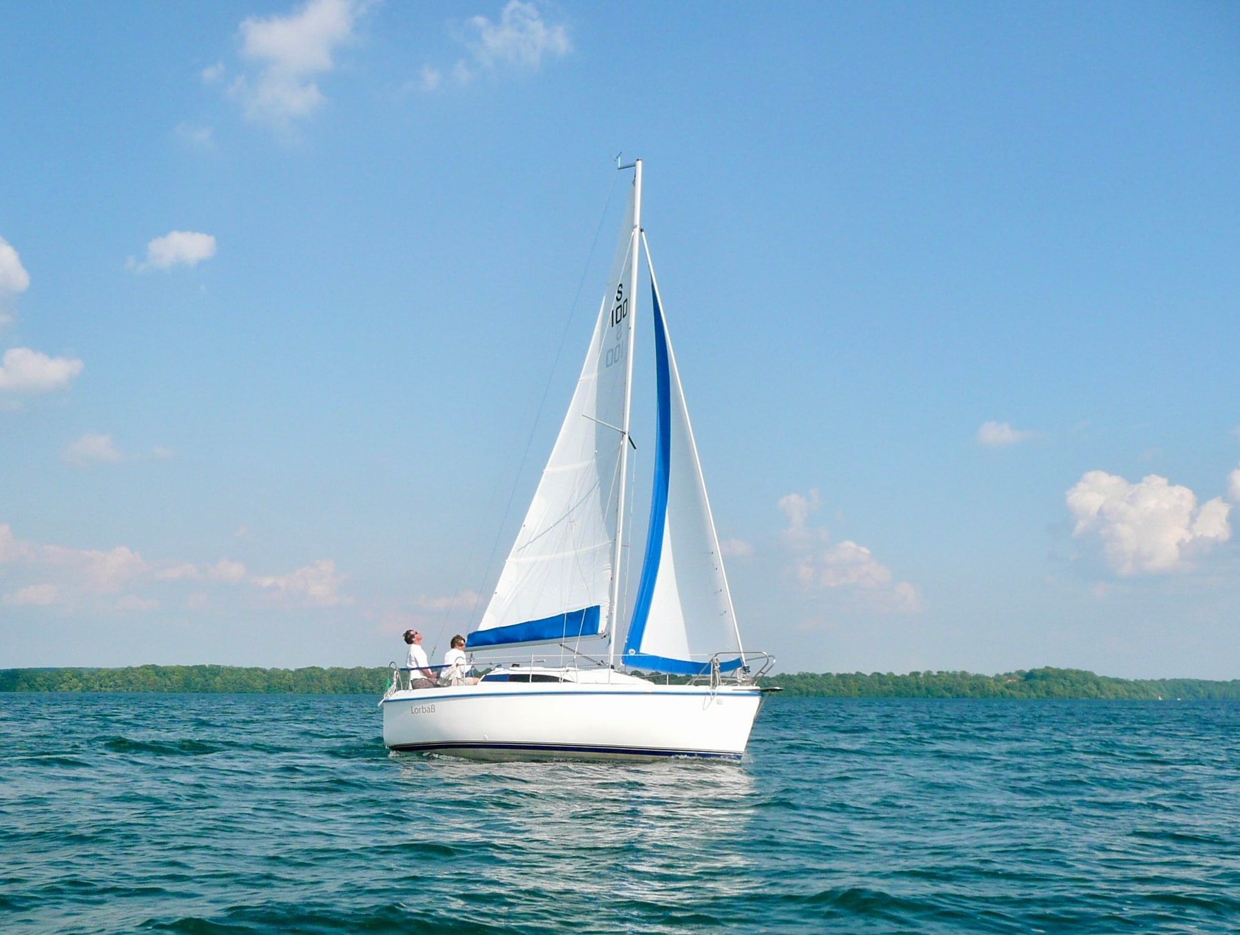 Sasanka 660 Lorbass mit gesetzten Segeln auf dem Wasser